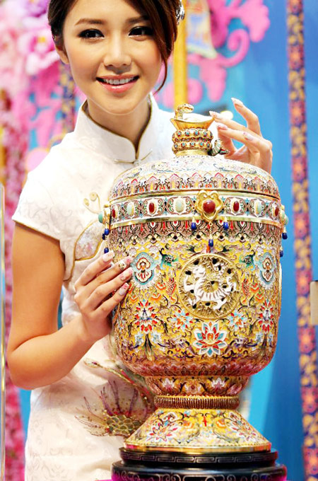 Zhang Tonglu&apos;s cloisonne art works exhibited in HK