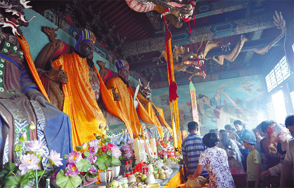 Fishers worship the four Dragon Kings at a shrine in Rizhao, Shandong province. Photos Provided to China Daily 