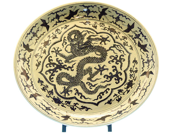 Blue and white porcelain plate with a dragon. Photos Provided to China Daily 