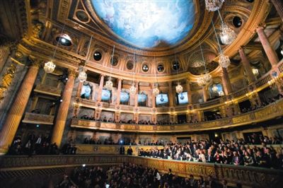 27日晚，中法建交50周年纪念音乐会在凡尔赛宫皇家歌剧院举行。