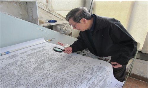 Shu Liao drafts maps of Beijing <em>hutong</em>. Photo: Lu Qianwen/ GT