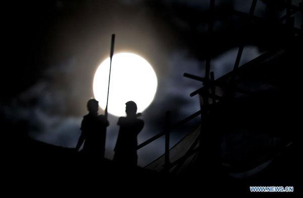 Appreciating moonlight in Lhasa