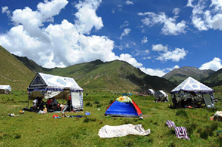 People of Tibetan ethnic group enjoy outing on outskirts of Lhasa