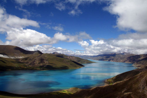 Yamzhog Yumco is the biggest enclosed lake on the northern slope of the Himalayas, and is regarded as holy lake together with Namco and Mapham Yutso. [Photo/China Tibet Online]