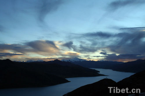 Photo shows the Yumzhog Yumco under sunset. [Photo/China Tibet Online] 