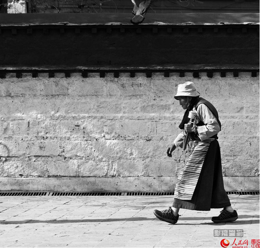 Having worked as an army photographer in Tibet for 16 years, Liu Xiang is about to discharge and come back to his hometown. Though sometimes hard, the time spent in Tibet is the most precious and unforgettable part of his life. And those photos are his Tibetan memories. [Photo/english.news.cn]