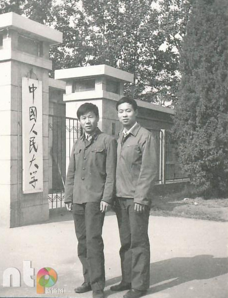 Professor Yang (L) took photo with his classmate Wang ZhiPing when they were students here. Wang Zhiping now is also a professor at Zhejiang University of Technology. [Photo/English.news.cn]