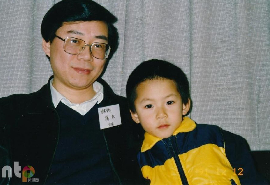 Yang Du and his son [Photo/English.news.cn]