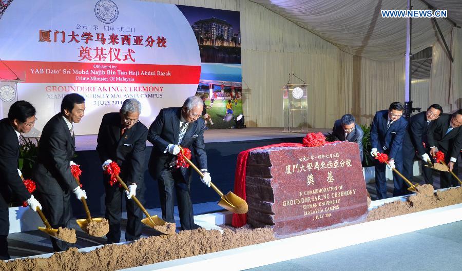 Malaysian Prime Minister Najib Tun Razak (4th L) and other guests shovel earth to the cornerstone during the groundbreaking ceremony of China's Xiamen University (XMU) Malaysian Campus in Selangor State, Malaysia, July 3, 2014. Malaysian Prime Minister Najib Tun Razak, representative from China's Education Ministry Chen Shun and President of XMU Zhu Chongshi attended the ceremony. [Photo/Xinhua]