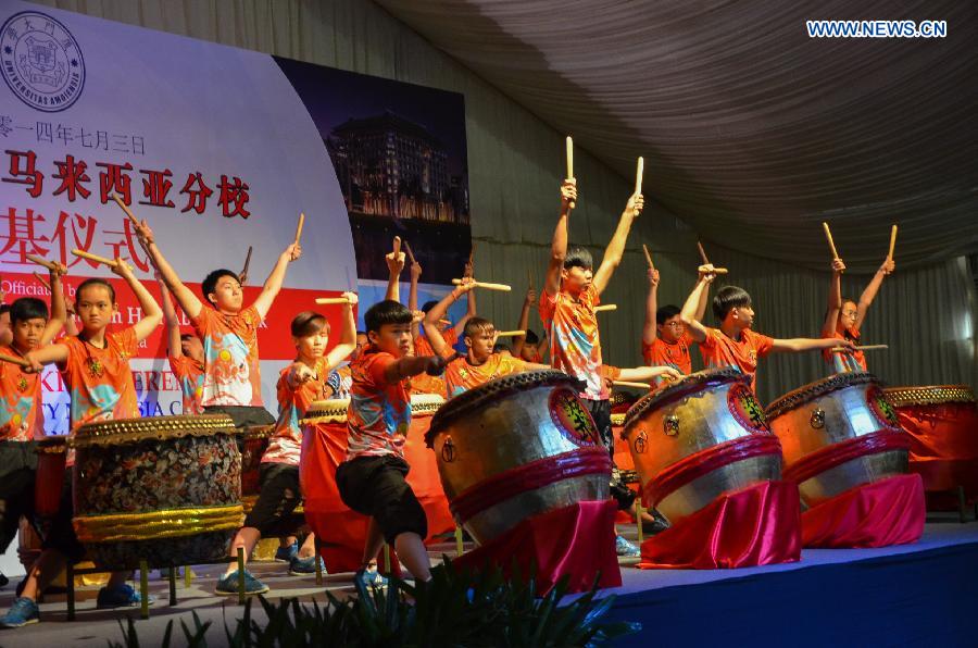 Chinese traditional Drummers perform during the groundbreaking ceremony of China's Xiamen University (XMU) Malaysian Campus in Selangor State, Malaysia, July 3, 2014. Malaysian Prime Minister Najib Tun Razak, representative from China's Education Ministry Chen Shun and President of XMU Zhu Chongshi attended the ceremony. [Photo/Xinhua]