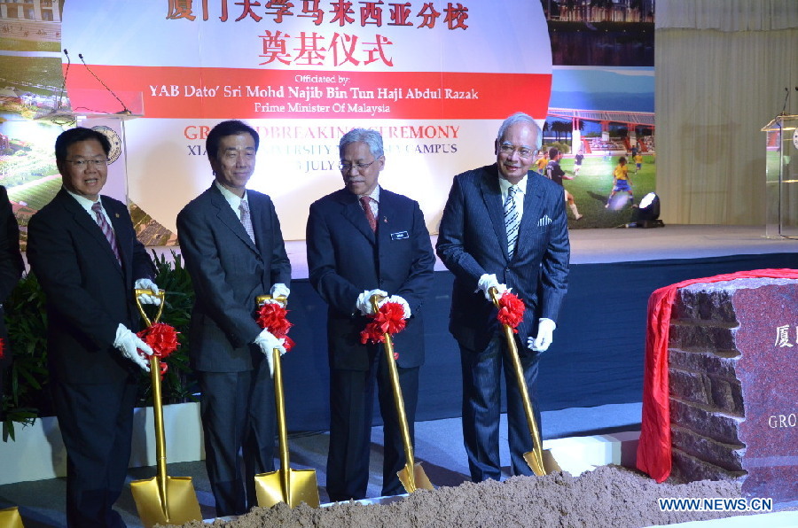 Malaysian Prime Minister Najib Tun Razak (1th R) and other guests shovel earth to the cornerstone during the groundbreaking ceremony of China's Xiamen University (XMU) Malaysian Campus in Selangor State, Malaysia, July 3, 2014. [Photo/Xinhua]