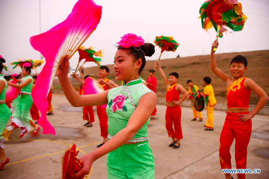 Students learning Flower Drum Dance exercise in the local cultural center of Changfen Town, Huaiyuan County of Bengbu City, east China's Anhui Province, Dec 3, 2014. [Photo/Xinhua]