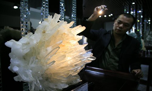 A collector illuminates his crystal specimen to show off its purity. Photo: CFP