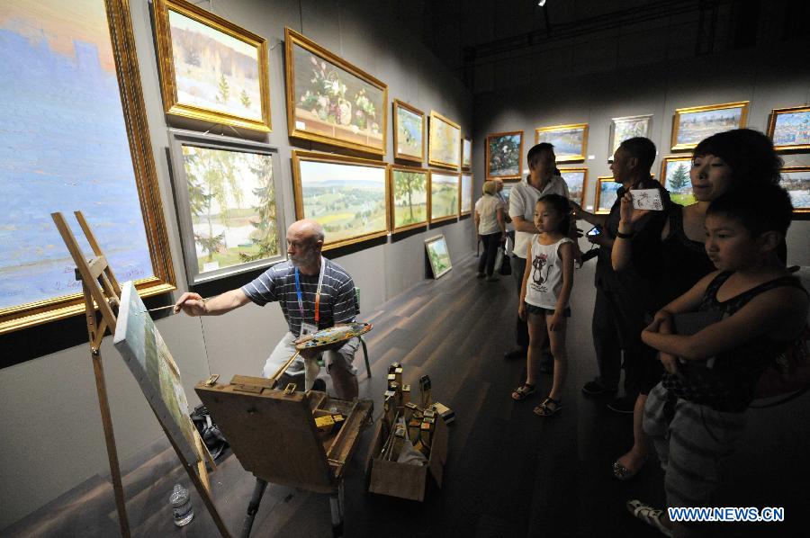 Visitors gather to watch a Russian artist painting at the China-Russia Expo (CR Expo) in Harbin, capital of northeast China's Heilongjiang Province, July 1, 2014. The expo, which kicked off on June 30, will last until July 4. [Photo/Xinhua]