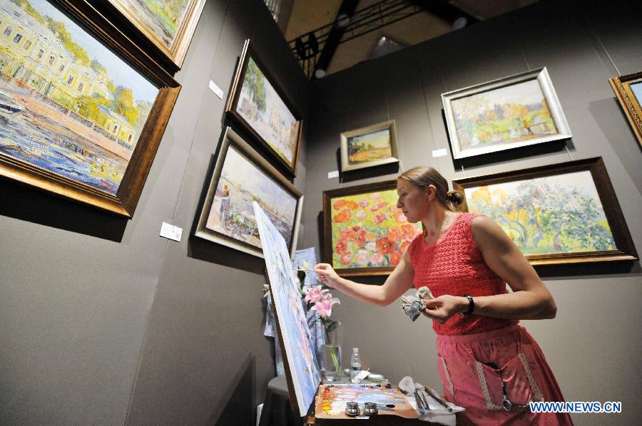 A Russian artist paints at the China-Russia Expo (CR Expo) in Harbin, capital of northeast China's Heilongjiang Province, July 1, 2014. The expo, which kicked off on June 30, will last until July 4. [Photo/Xinhua]