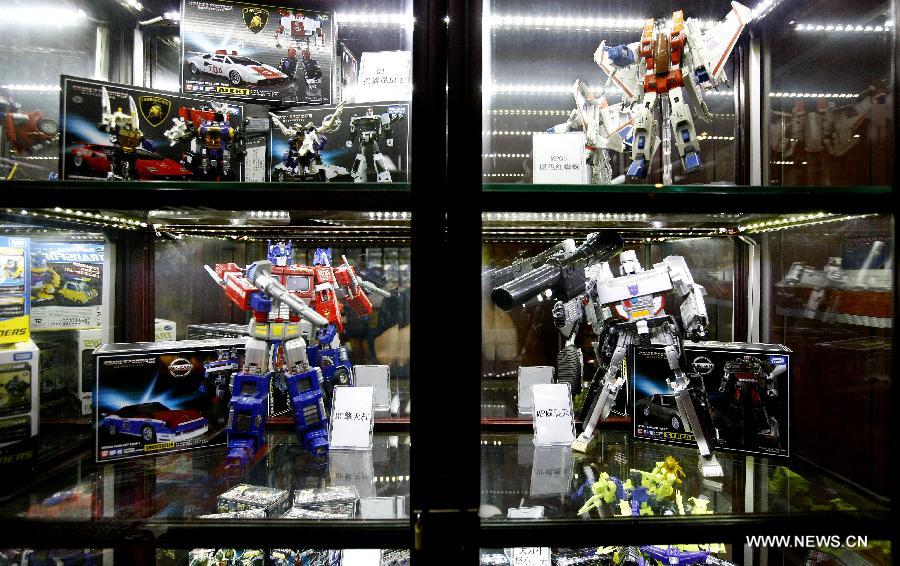Photo taken on July 2, 2014 shows Transformer toys displayed at an old toy exhibition in east China's Shanghai, July 2, 2014. The toys presented on the exhibition, from the collections of 18 collectors, remind visitors born in the 1970s and the 1980s of their childhood. [Photo/Xinhua]