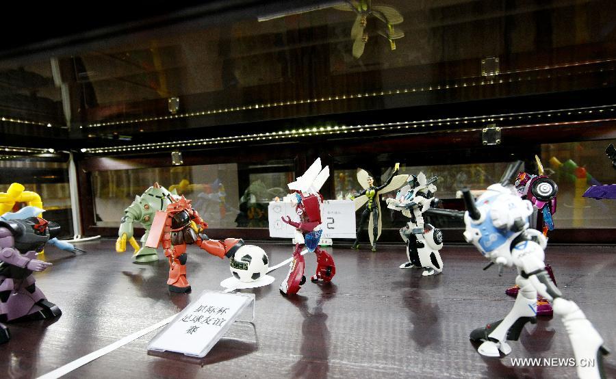 Photo taken on July 2, 2014 shows a collection of robot models at an old toy exhibition in east China's Shanghai, July 2, 2014. The toys presented on the exhibition, from the collections of 18 collectors, remind visitors born in the 1970s and the 1980s of their childhood. [Photo/Xinhua]