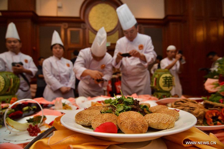 Cooks from China Cuisine Association present Halal food during a tasting event in Kuala Lumpur, Malaysia, July 5, 2014. [Photo/Xinhua]
