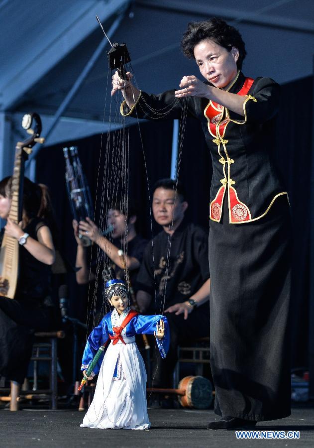 A performer plays the Quanzhou Puppet Troupe during the 48th Smithsonian Folklife Festival in Washington D.C., capital of the United States, July 6, 2014. The 48th annual Smithsonian Folklife Festival closed in Washington on Sunday. [Photo/Xinhua]