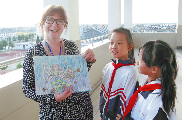 Students from an elementary school in Jiangsu province present drawings to rectors. Zheng Xin / China Daily 