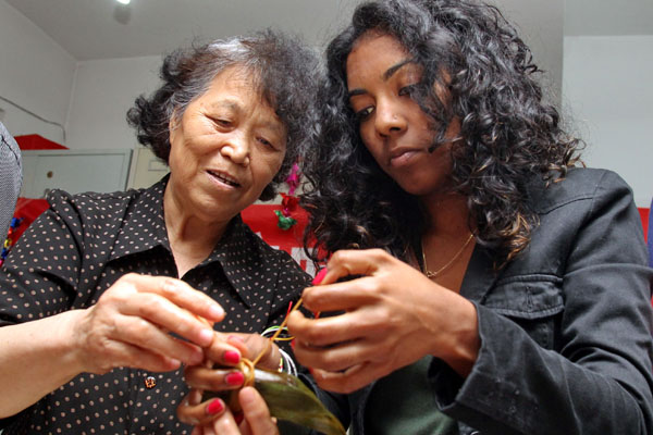 International students learn how to make zongzi