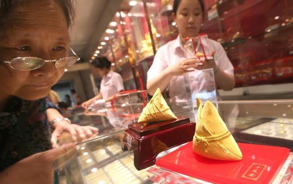 Golden Chinese zongzi lures consumers