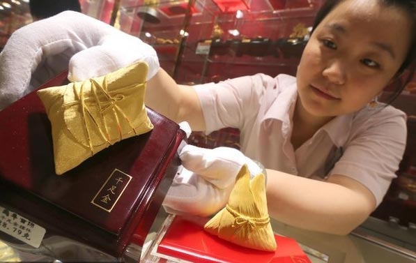 Golden Chinese zongzi lures consumers