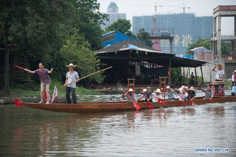 New dragon boat launched at Shangjiao village in Guangzhou