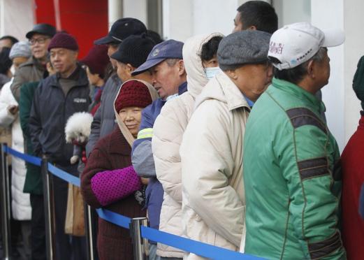 Residents line up outside a bank in Shanghai this morning to get 1-yuan commemorative coins marking the Year of the Horse on the Chinese calendar.