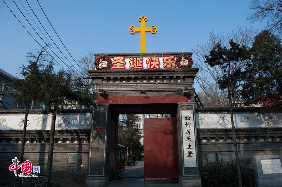 Church of the Saviour (colloquially referred to as Xishiku Church, or Beitang -- the North Cathedral) in Beijing posts a banner that reads &apos;Merry Christmas&apos; written in Chinese characters on the entrance&apos;s lintel on Dec. 25, 2013, the Christmas Day. [Photo by Chen Boyuan / China.org.cn]