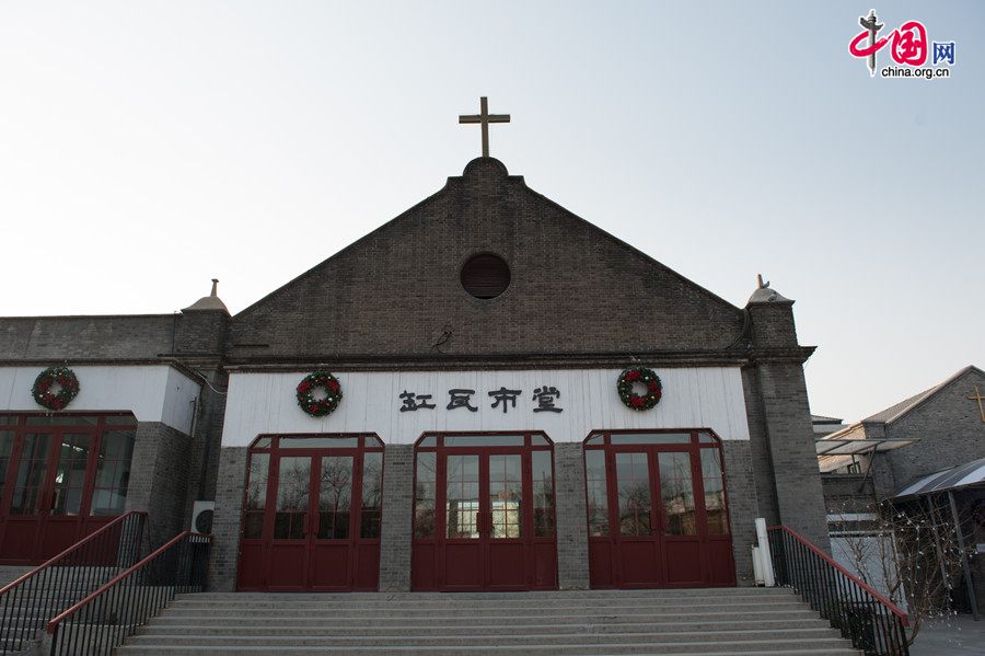 The Gangwashi Protestant Church in Beijing takes on a festival look on Dec. 25, 2013, the Christmas Day. The church was founded by London Missionary Society 1863, making it the oldest Protestant church in Beijing. [Photo by Chen Boyuan / China.org.cn]