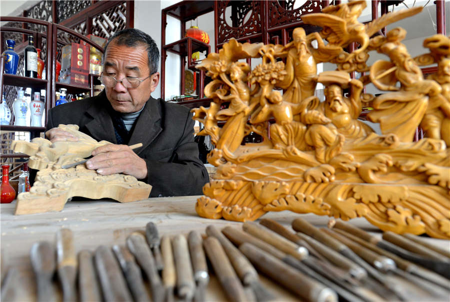 Henan craftsman makes vivid woodcarvings