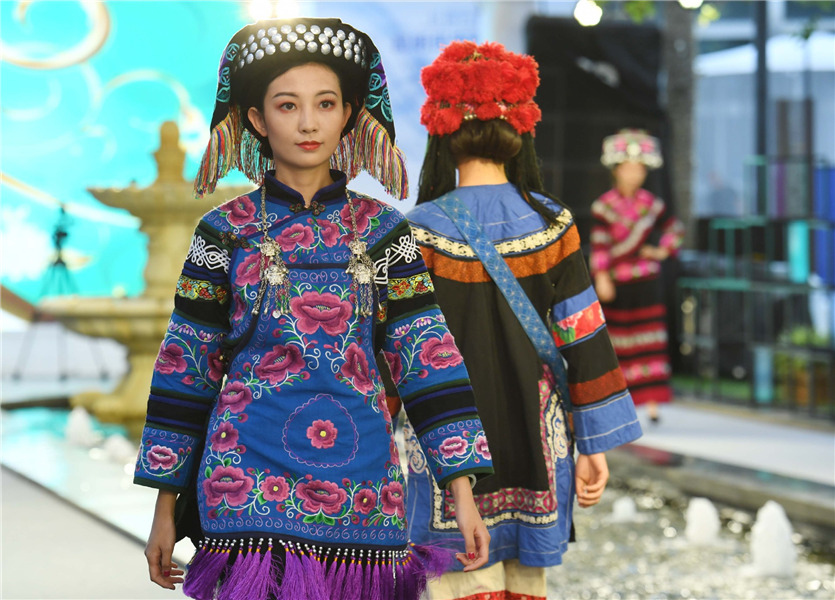 Yunnan folk costumes make the runway